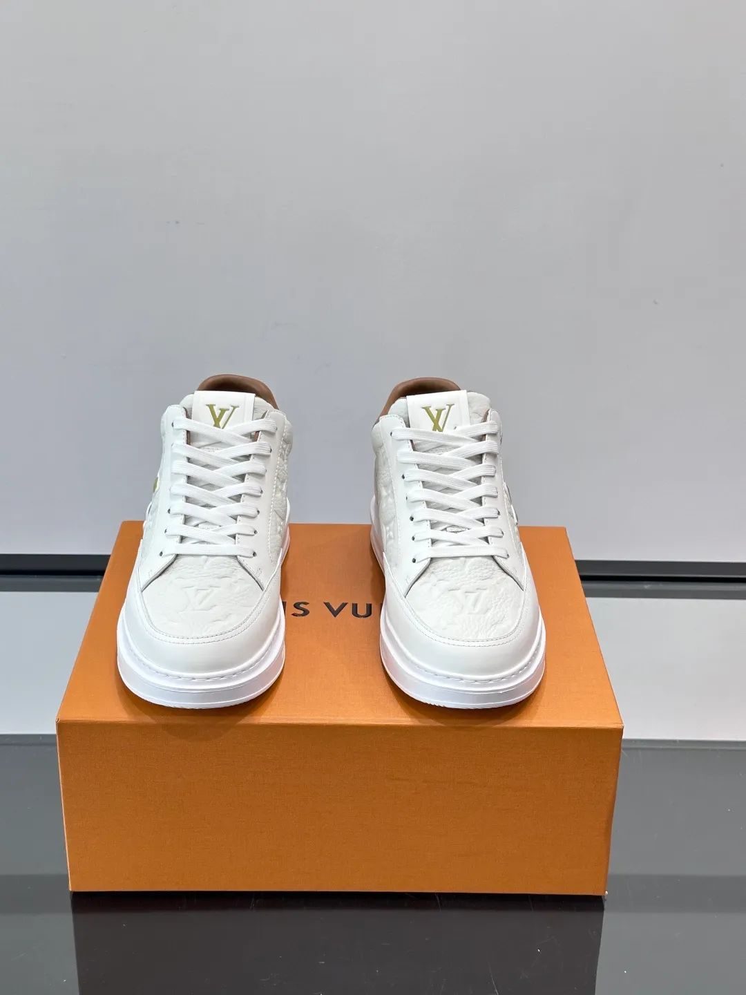 Men's shoes 💰p400 "＊OUIS ＊UITTO＊" Men's sports shoes, grained cow leather are low-key and recognizable. The rubber sole is thick and lightweight, the padded insole + technical lining make it super comfortable to wear! The main color with brown details is versatile and fashionable, and can be worn for daily leisure or business ~ LV embossing on the side of the shoe + brand logo on the sole, perfect details! size: 38-44 (45 customized)